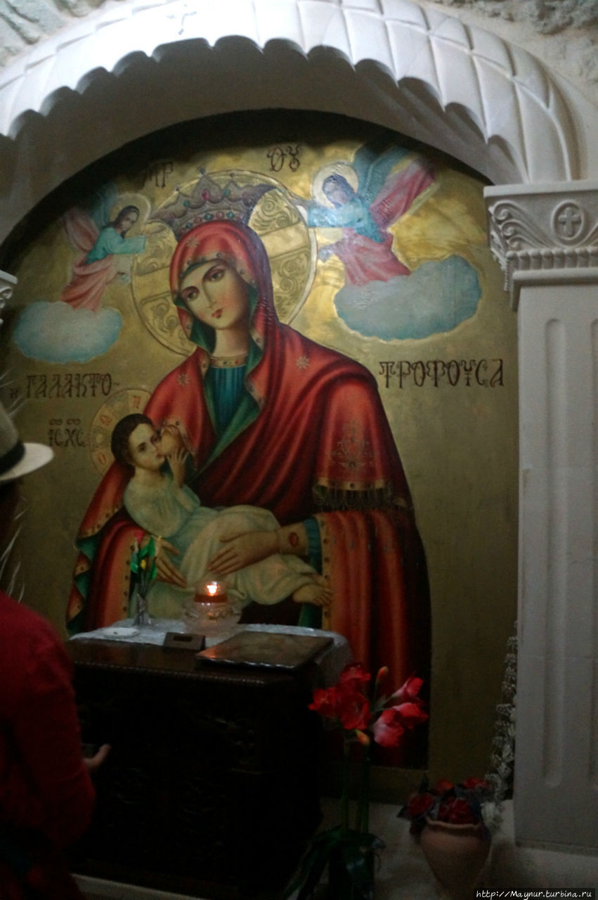 Икона  Божьей  Матери  в  пещере  монастыря  Св. Герасима. Иудейская пустыня, Израиль