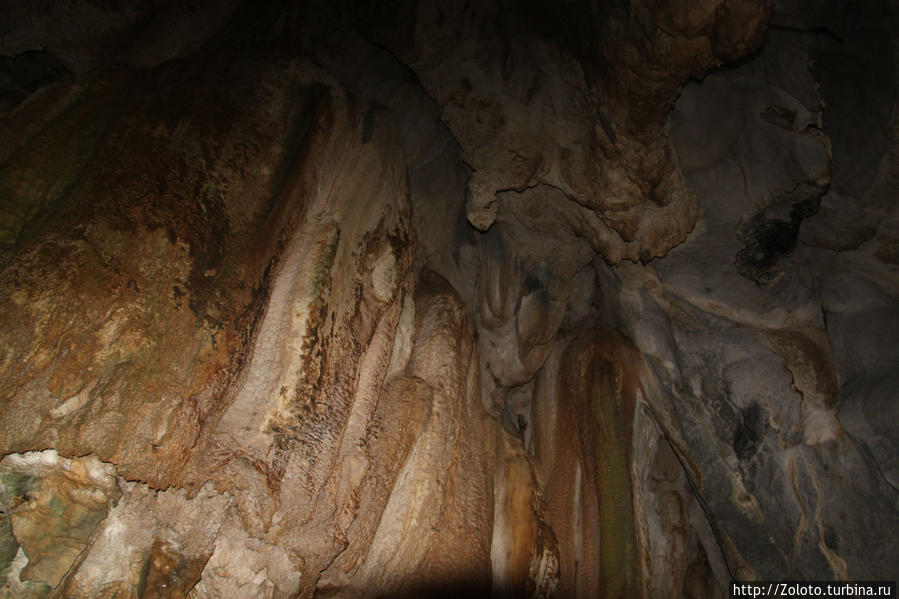Высота пещеры в некоторых местах очень большая — не хватает ни фонаря, ни вспышки от фотоаппарата. Сабанг, остров Миндоро, Филиппины