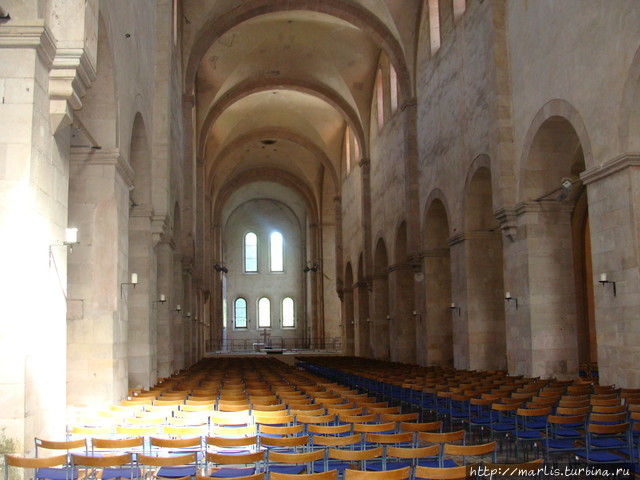 Церковный зал, где снимали Имя розы, сейчас здесь проходят концерты Эльтвилль, Германия
