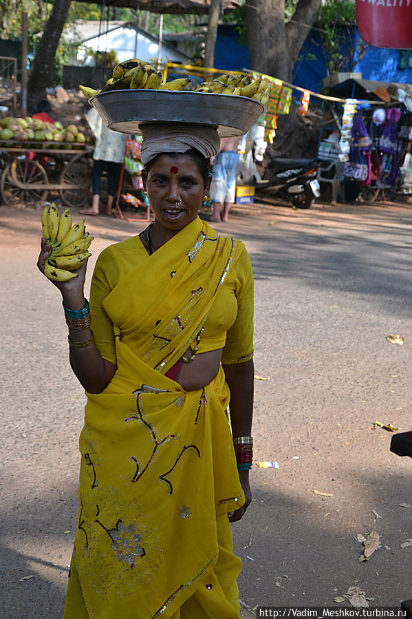 Продавец бананов на пляже Штат Гоа, Индия Продавец бананов на пляже Штат Гоа, Индия