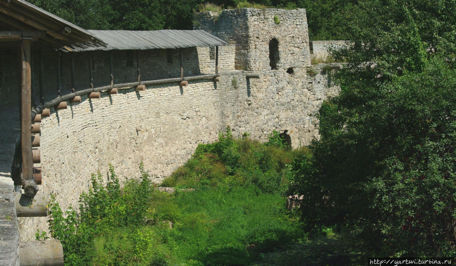 Со стены открывается вид на территорию внутри крепости, а через бойницы видна  река Шелонь. Порхов, Россия