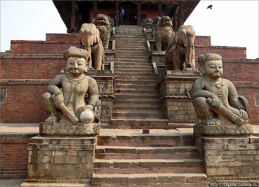 Это самая высокая в Непале пагода, с пятью уровнями постамента, на котором парами установлены каменные фигуры львов, грифонов, богинь и средневековых индийских рыцарей — раджпутских борцов