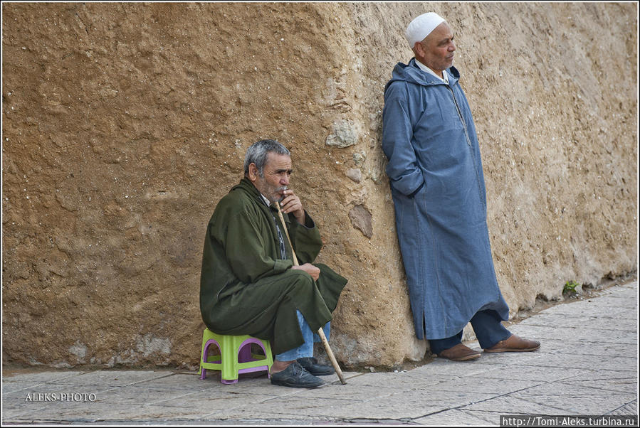 А эти — просто медитируют у ворот в крепость. Им, похоже, торопиться совсем некуда... Эль-Джадида, Марокко