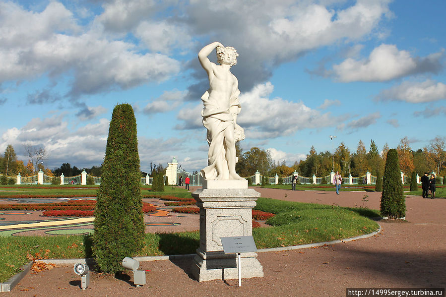 Нижний парк. Скульптура Осень. Ломоносов, Россия