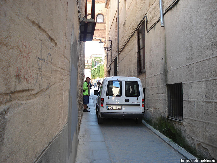 Водители и пешеходы взаимно вежливы Сеговия, Испания