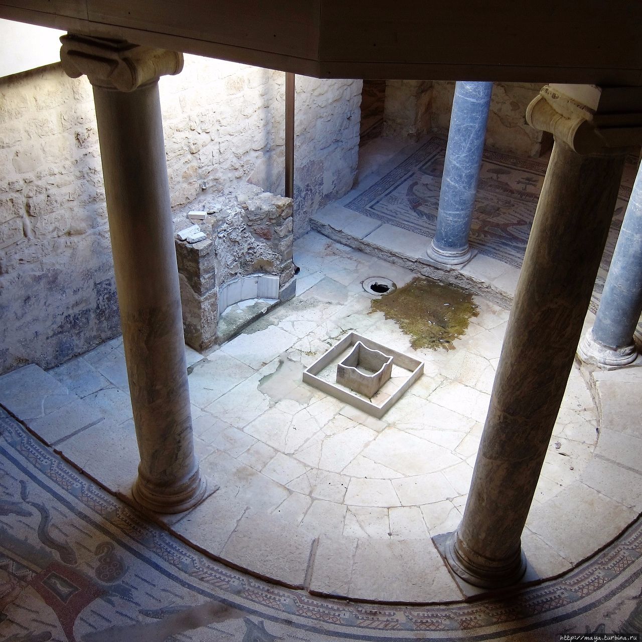 Атриум — большое открытое пространство внутри дома Пьяцца-Армерина, Италия