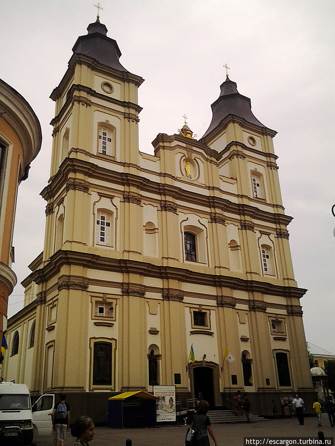 Иезуитский костел и монастырь.
Строительство бывшего иезуитского костела началось еще в 1720 году. Однако вскоре его пришлось разобрать, потому что были обнаружены ошибки в конструкции. Сегодня собор является образцом австро-баварской зодческой школы, который имеет четкие черты классицизма. Каждая верхушка башен храма выполнена в стиле деревянной гуцульской архитектуры. Здесь можно увидеть пятиярусный большой иконостас, который был выполнен М. Сосенко и А. Монастырским. Рядом с собором находится здание коллегиума и бывшего иезуитского монастыря. Сейчас здесь располагается медицинский институт. Иезуитский костел и монастырь.
Строительство бывшего иезуитского костела началось еще в 1720 году. Однако вскоре его пришлось разобрать, потому что были обнаружены ошибки в конструкции. Сегодня собор является образцом австро-баварской зодческой школы, который имеет четкие черты классицизма. Каждая верхушка башен храма выполнена в стиле деревянной гуцульской архитектуры. Здесь можно увидеть пятиярусный большой иконостас, который был выполнен М. Сосенко и А. Монастырским. Рядом с собором находится здание коллегиума и бывшего иезуитского монастыря. Сейчас здесь располагается медицинский институт.