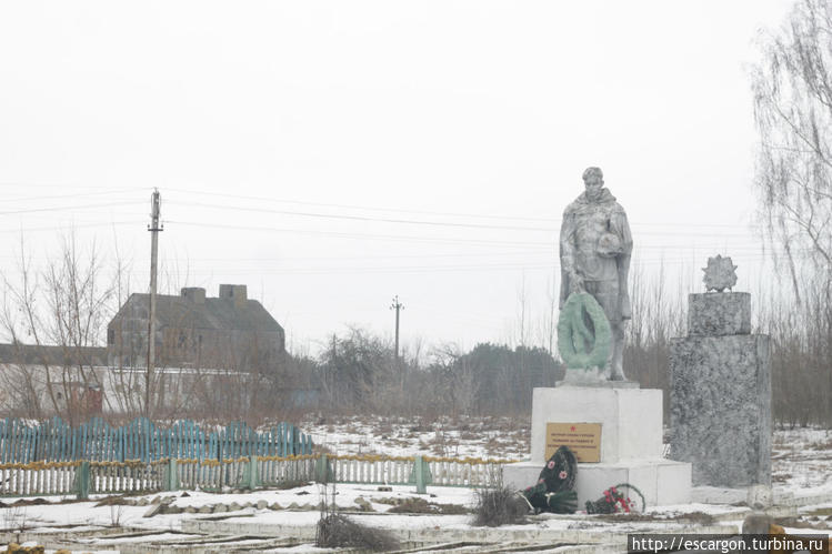 Куда уж без памятника ВОВ