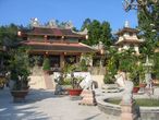 г. Нячанг. Пагода Лонгшон. Внутренний дворик с фонтаном