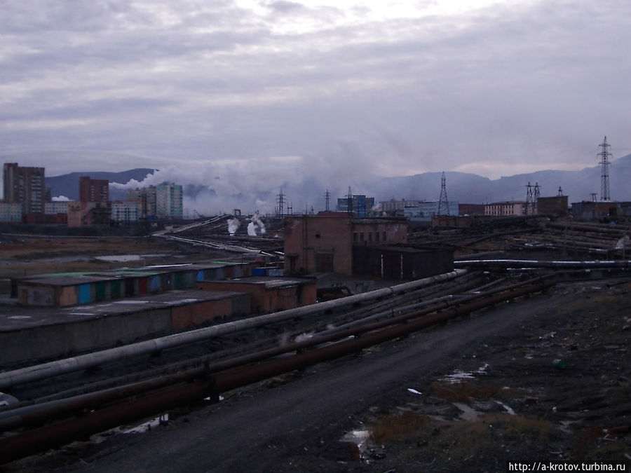 Норильск — настоящий трубгород. Так выглядит город при въезде со стороны Дудинки Норильск, Россия