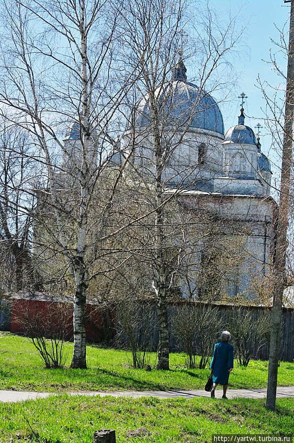 Между холмами и озером расположен Никольский Староторжский монастырь (недействующий). Галич, Россия