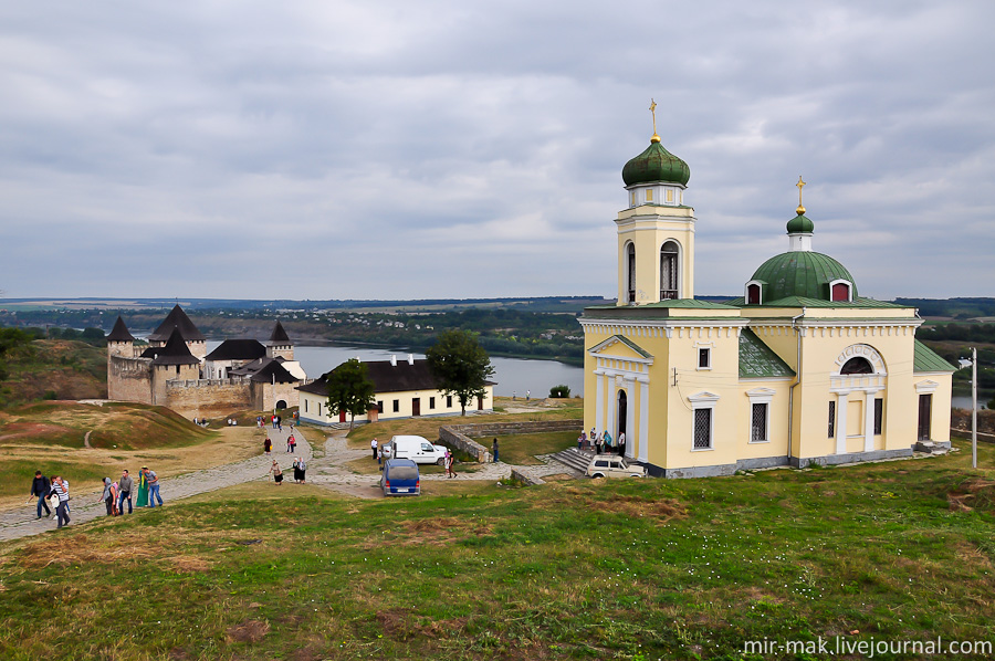 На территории крепостного комплекса располагается церковь Святого Александра Невского, построенная в 1835 году. Хотин, Украина
