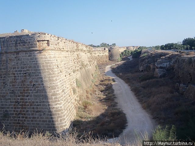 Крепостная стена — мощнейшее фортификационное сооружение . Высота стены 21 м. , ширина 7 м. , протяженность 3 км . Огромное кольцо стены замыкалось у дома наместника , с окон которого хорошо просматривался порт . Фамагуста, Турецкая Республика Северного Кипра