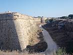 Крепостная стена — мощнейшее фортификационное сооружение . Высота стены 21 м. , ширина 7 м. , протяженность 3 км . Огромное кольцо стены замыкалось у дома наместника , с окон которого хорошо просматривался порт .