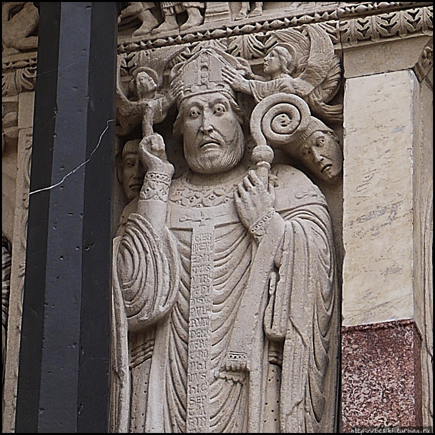 А вот и сам святой Трофим  — по преданию получивший свою митру от двух ангелов Арль, Франция