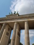 Бранденбургские ворота — единственные сохранившиеся городские ворота Берлина, являются самым знаменитым символом Берлина и Германии. Долгие годы они служили символом разделённых Германии и Берлина, а после 1989 года стали воплощением воссоединения страны.
