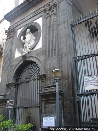 Неаполь.Церкви. Неаполь, Италия