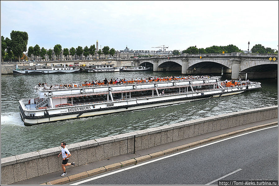 Множество корабликов на Сене...
* Париж, Франция