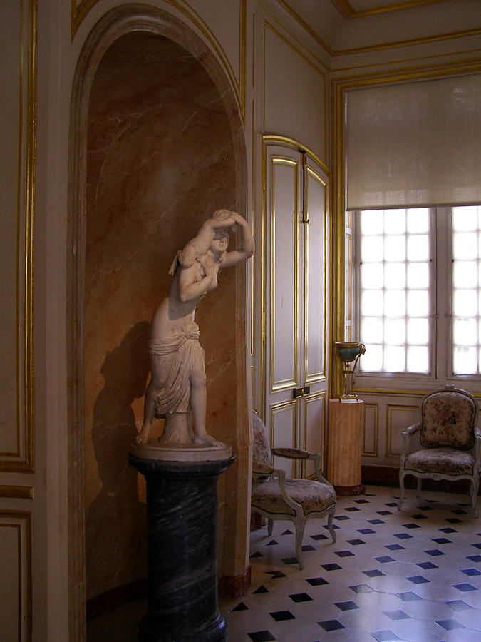 Музей гордится столиком мадам де Помпадур, но я не помню его совершенно) Ну где-то среди всего прочего великолепия был и он. Париж, Франция
