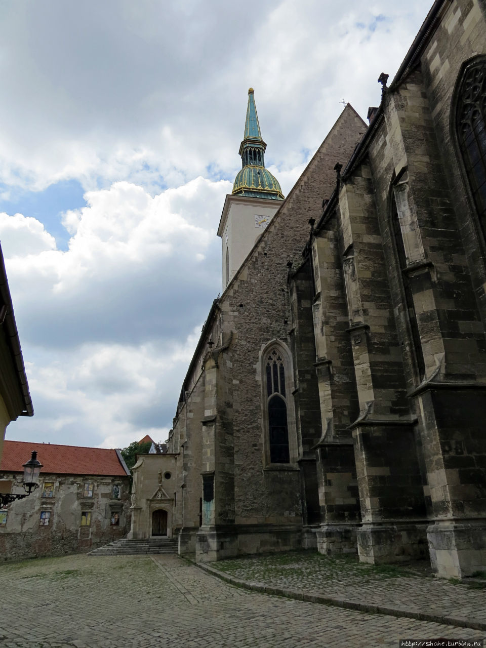Это еще не пешеходная часть города, но уже почти граница с ней, Двор кафедрального собора Братислава, Словакия