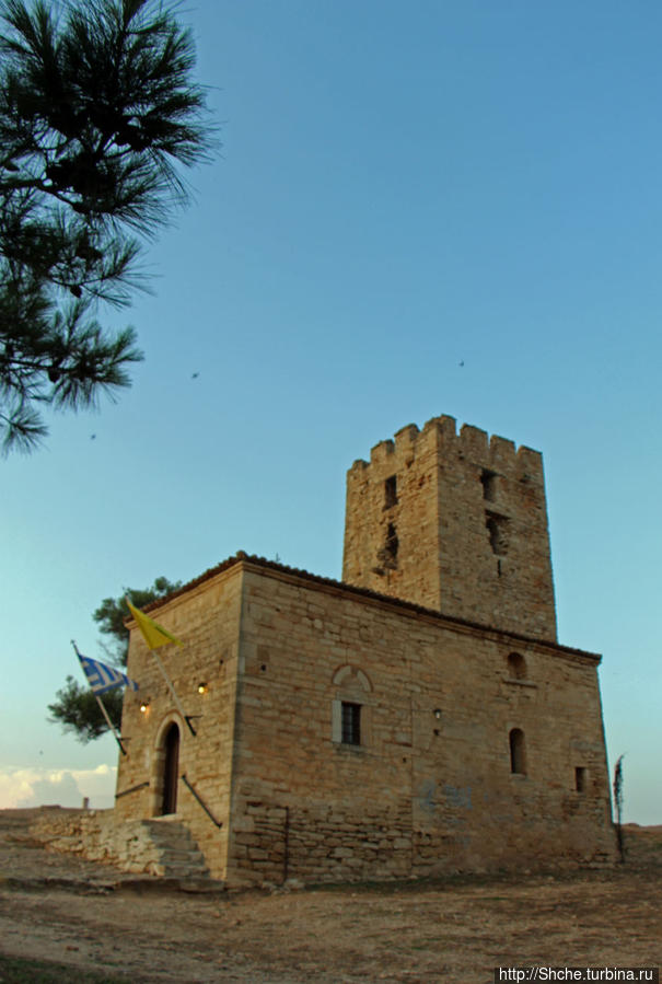 У подножия башни разместилась Церковь 12 апостолов Неа-Фокеа, Греция