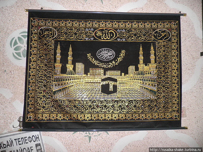 Панно, вышитое золотом, на стене Панно, вышитое золотом, на стене