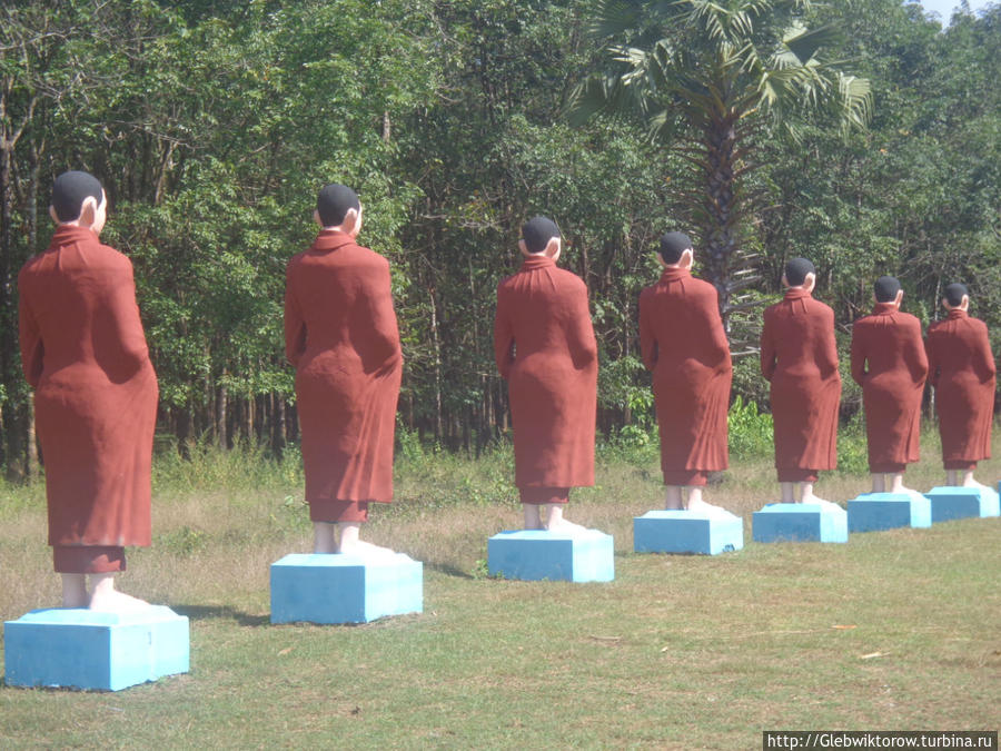 500 статуй монахов у входа в комплекс медитации Вин Сейн Мудон, Мьянма