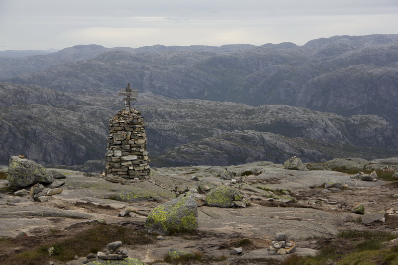 Большой каменный тур с указателями Люсе-фьорд, Норвегия