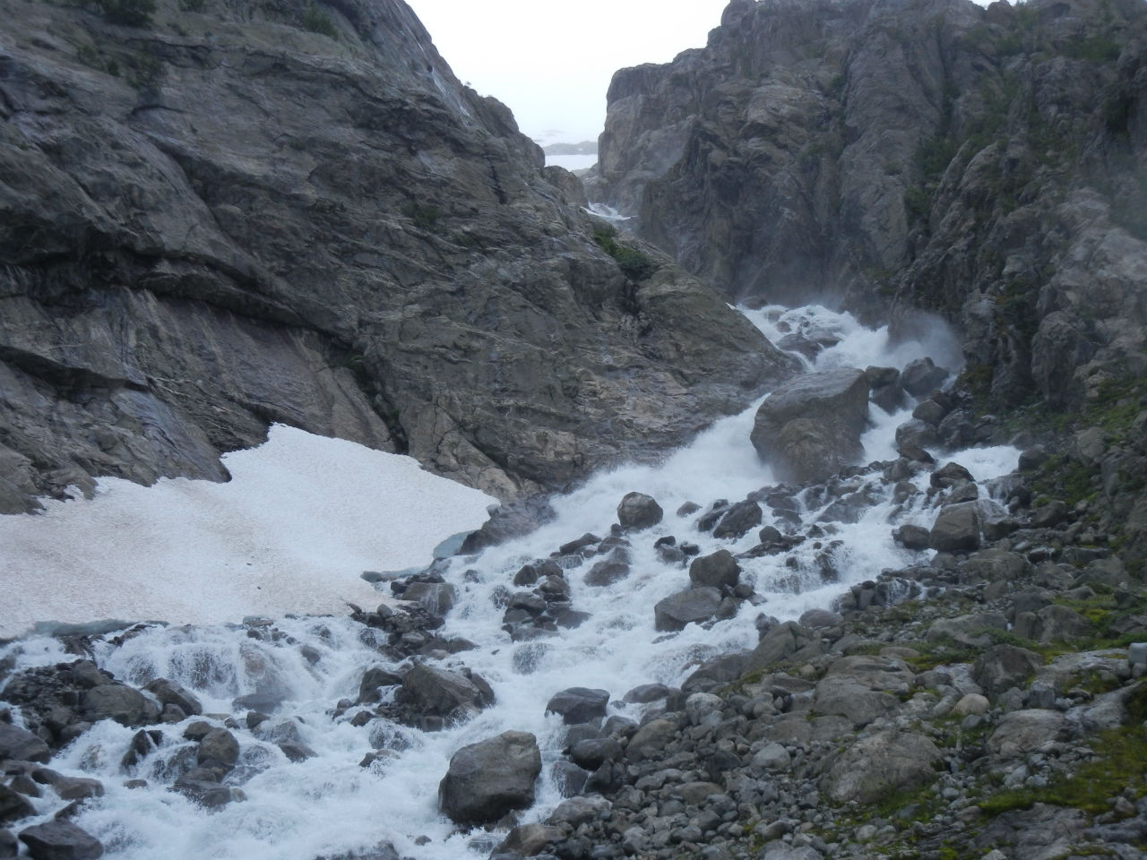 Дошли до пояса снега. Половина пути пройдена. Начинается скалолазная часть маршрута.
Странно, но рокота воды, многократно усиленного ущельем уже не замечаешь, замечаешь только, что рокота нет, если тропа отходит от русла метров на 100-150. Вот тогда физически ощущаешь тишину. Одда, Норвегия Дошли до пояса снега. Половина пути пройдена. Начинается скалолазная часть маршрута.
Странно, но рокота воды, многократно усиленного ущельем уже не замечаешь, замечаешь только, что рокота нет, если тропа отходит от русла метров на 100-150. Вот тогда физически ощущаешь тишину. Одда, Норвегия