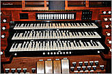 Клавиатура органа. Во многих старинных методистских церквях Штатов до сих пор действуют органы...
*