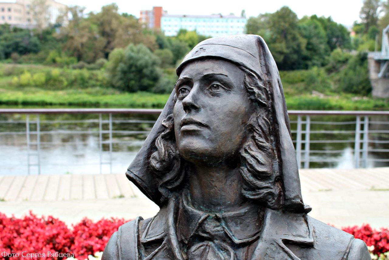 Памятник красноармейцу и медсестре Боровичи, Россия