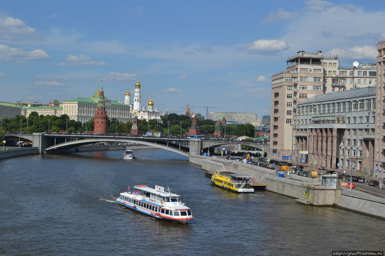 Через Москву-реку по Патриаршему мосту Москва, Россия