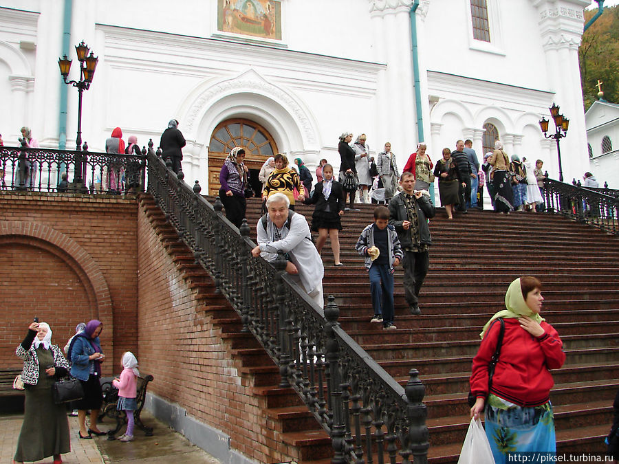 Лестница, ведущая с соборной площади к Свято-Успенскому собору Святогорск, Украина