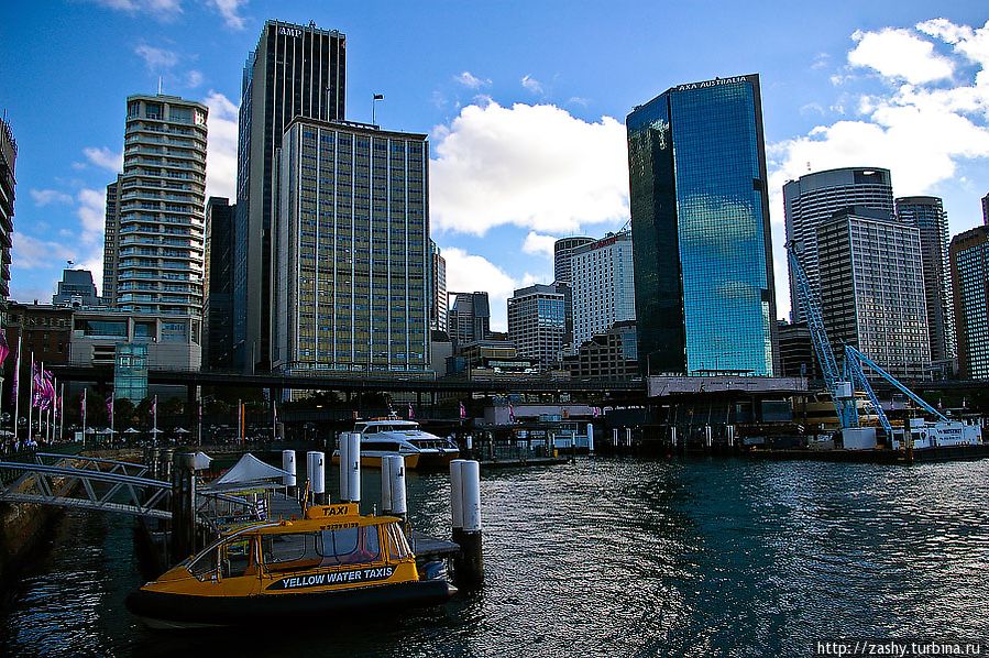 Водное такси у причала в самом центре города. Сиднейская бухта (Sydney harbour) вообще радует глаз обилием морского транспорта: постоянно туда-сюда снуют паромы и катера-такси, а по выходным вся бухта переполнена прогулочными парусными яхтами.