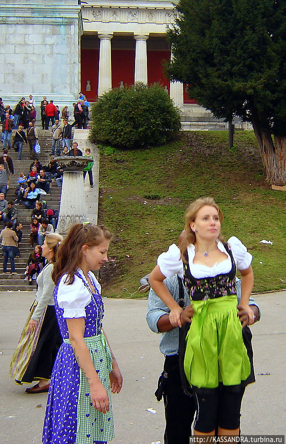 Летающие девушки Мюнхен, Германия Летающие девушки Мюнхен, Германия