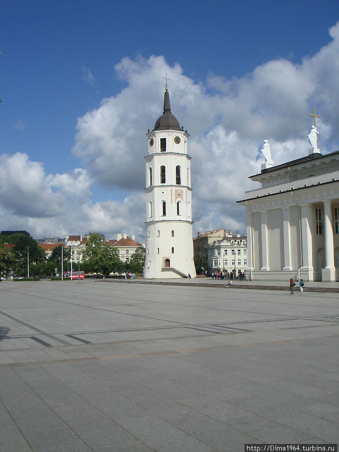 Колокольня Кафедрального собора. Построена на основании башни крепостной стены, проходившей в этом месте. Вильнюс, Литва