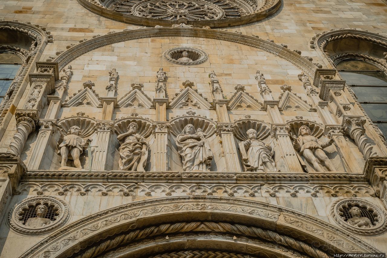 Беломраморный собор Санта-Мария-Ассунта Комо, Италия