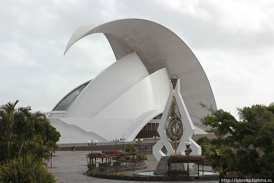 Концертный зал Аудиторио-де-Тенерифе — символ города Санта-Крус-де-Тенерифе и одна из главных достопримечательностей Канарских островов. Опера считается одним из самых значительных произведений современной архитектуры. Построена в 2003 году. Работа Сантьяго Калатравы. Санта-Крус-де-Тенерифе, остров Тенерифе, Испания