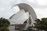 Концертный зал Аудиторио-де-Тенерифе — символ города Санта-Крус-де-Тенерифе и одна из главных достопримечательностей Канарских островов. Опера считается одним из самых значительных произведений современной архитектуры. Построена в 2003 году. Работа Сантьяго Калатравы.