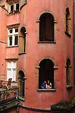 Один из внутренних дворов Старого города, где охра и розовый — по традиции, фирменныецвета Лиона.