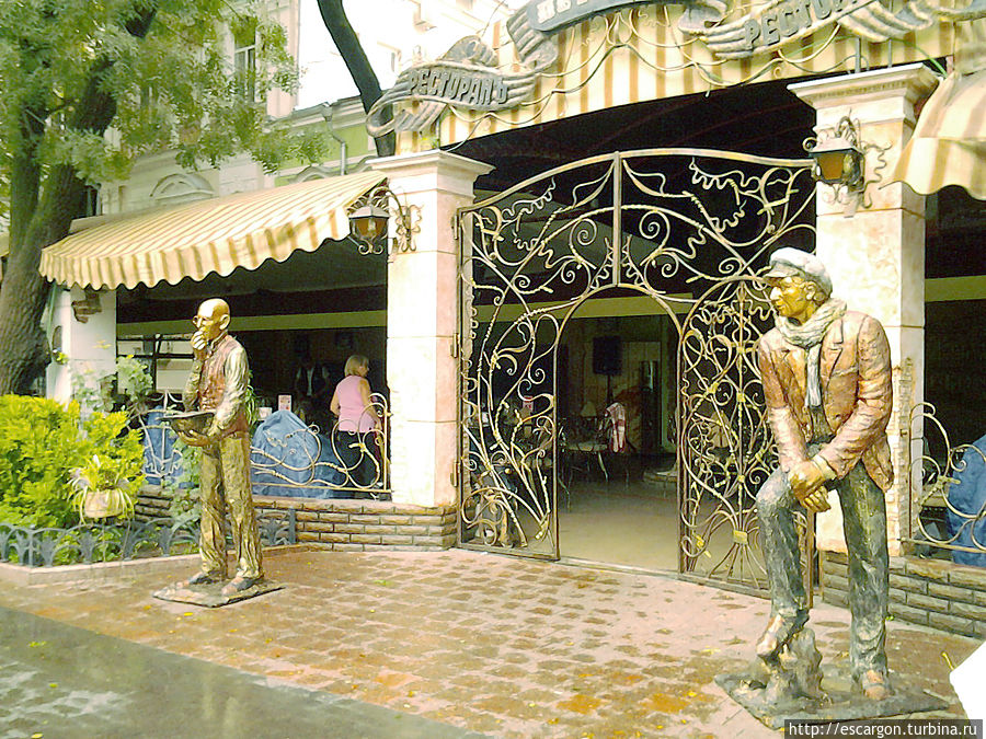 А вот и знакомые герои возле шикарного кафе — ну как же Одесса без них!!! А вот и знакомые герои возле шикарного кафе — ну как же Одесса без них!!!