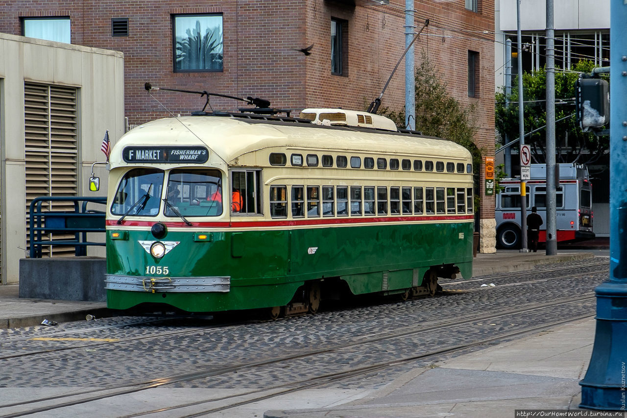100. Все трамваи стилизованы под те марки, которые ездили в разных городах Америки в сороковых и пятидесятых годах. Этот, например, когда-то ходил по улицам Филадельфии. Сан-Франциско, CША