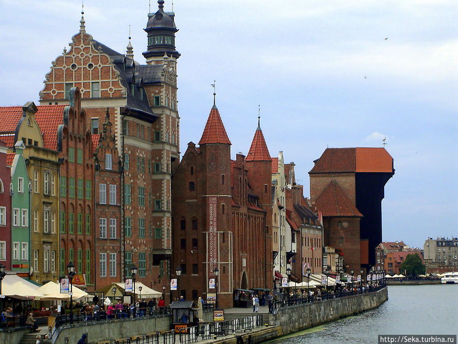 Сооружение справа — это знаменитый Журав. Это ворота с функцией подъёмного механизма. Краснокирпичное сооружение с двумя башенками в центре — это еще одни ворота города — Марьяцкие. Сооружение справа — это знаменитый Журав. Это ворота с функцией подъёмного механизма. Краснокирпичное сооружение с двумя башенками в центре — это еще одни ворота города — Марьяцкие.