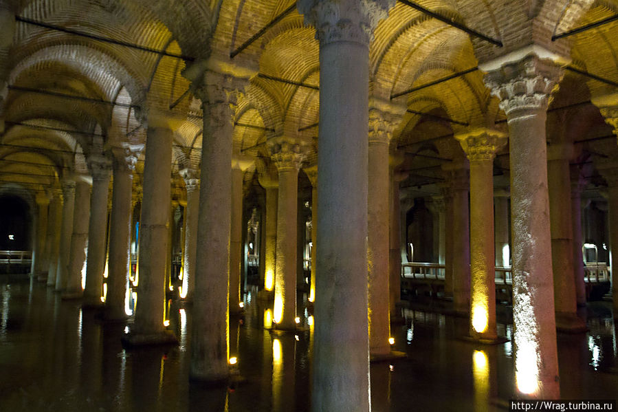 Зашёл я посмотреть и древние дренажные системы. Цистерна Базилика — одно из самых крупных и хорошо сохранившихся древних подземных водохранилищ Константинополя, имеющее некоторое поверхностное сходство с дворцовым комплексом. Стамбул, Турция