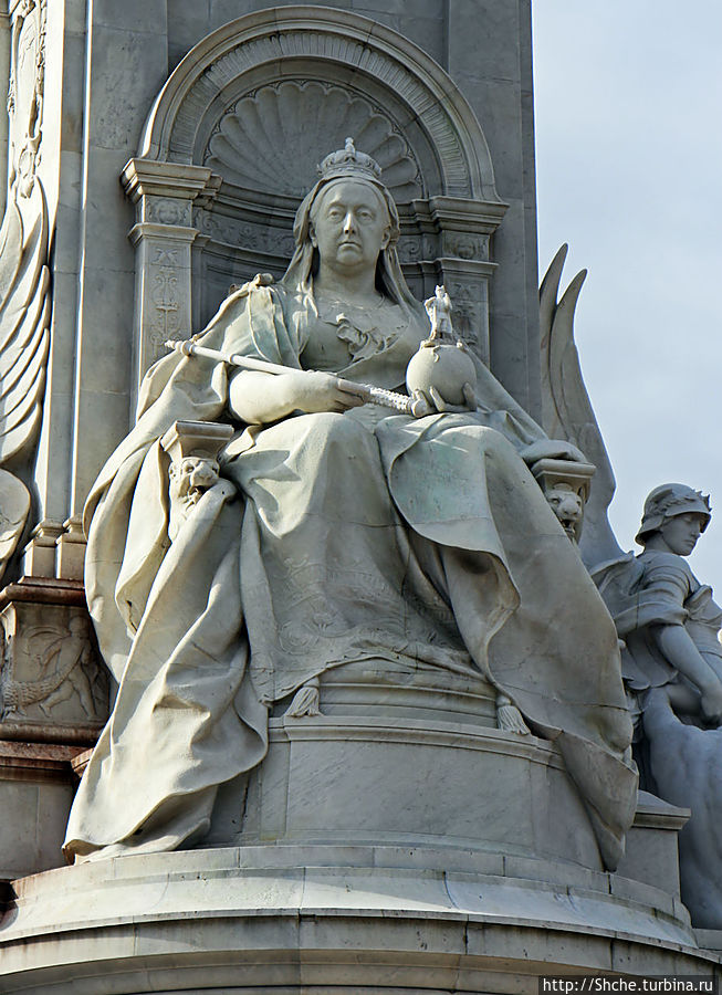 Мемориал королевы Виктории перед Букингемским дворцом Лондон, Великобритания