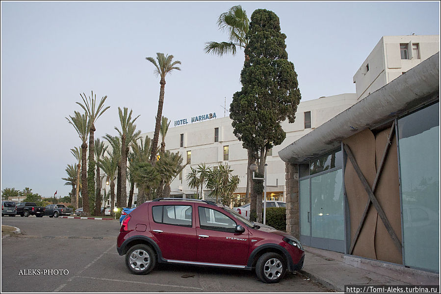 Прямо рядом с отелем было много шаражек, в которых можно взять напрокат авто за 50 баксов в сутки. Но мы — не водители...
* Агадир, Марокко