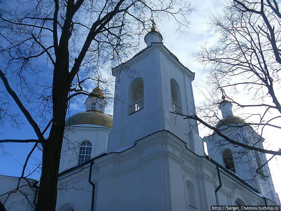 Богоявленский собор (XVIII век). Эта церковь является действующим православным храмом.