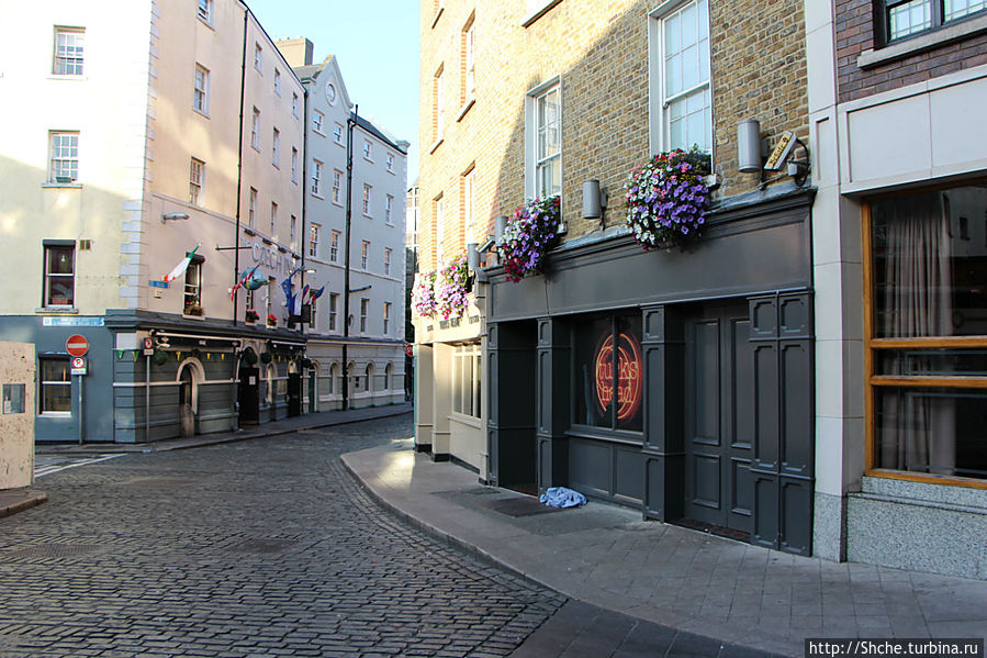 Это выход из нашего отеля. Все начинается прямо с порога... Это выход из нашего отеля. Все начинается прямо с порога...