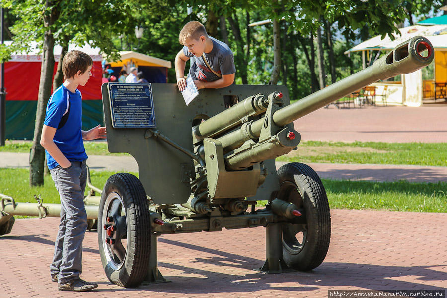 Около Площади Победы небольшой музей военной техники под открытым небом. Витебск, Беларусь