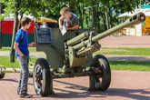 Около Площади Победы небольшой музей военной техники под открытым небом.